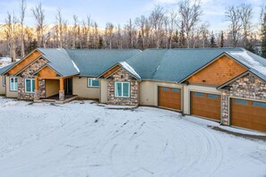 Exterior - The Dreamland House - Central, Stylish, Spacious (Wasilla)