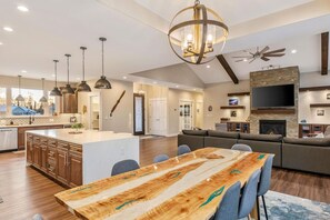 Dining - The Dreamland House - Central, Stylish, Spacious (Wasilla)