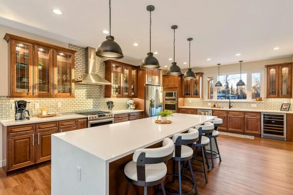 Private kitchen - The Dreamland House - Central, Stylish, Spacious (Wasilla)