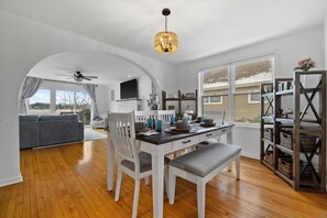 Dining - Charming 2-bedroom Lake House Directly on Cross Lake (Salem Lakes)