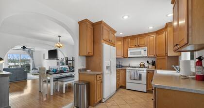 Charming 2-bedroom Lake House Directly on Cross Lake