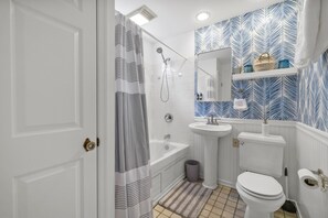 Shower, hair dryer, towels, soap - Charming 2-bedroom Lake House Directly on Cross Lake (Salem Lakes)
