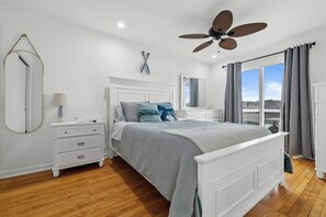 2 bedrooms, iron/ironing board, travel cot, WiFi - Charming 2-bedroom Lake House Directly on Cross Lake (Salem Lakes)