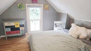 4 habitaciones, escritorio y tabla de planchar con plancha