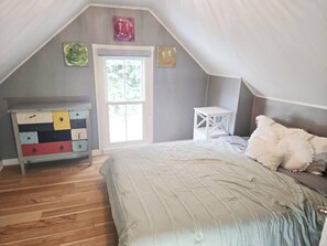 4 bedrooms, desk, iron/ironing board, travel cot