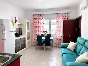 Appartement | Aire de séjour | Téléviseur à écran plat de 42 po avec télévision par cùble