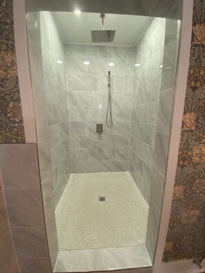 Towels, soap, toilet paper - 5 bedroom, 3 bath, game room, large outdoor. Sleeps 15. Walk to downtown (Mineral Wells)