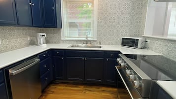 Mikrobølgeovn, ovn, kogeplade, opvaskemaskine