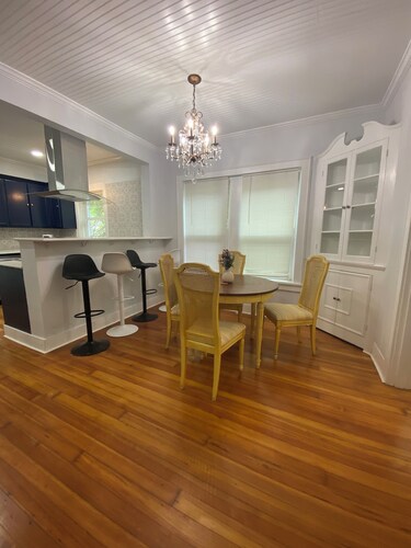 5 bedroom, 3 bath, game room, large outdoor. Sleeps 15. Walk to downtown