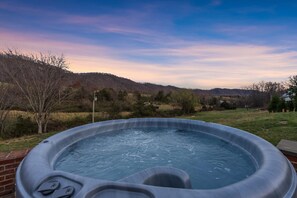 Outdoor spa tub - Branch and Barrel: Hot Tub & Sauna + Mtn Views (Roseland)