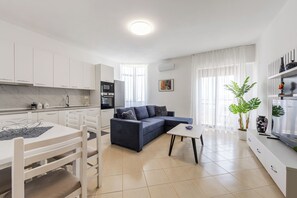 Smart TV - Billy’s 4 BDR Apartment by PS (Durrës)