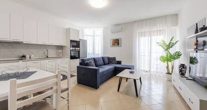 Billy’s 4 BDR Apartment by PS