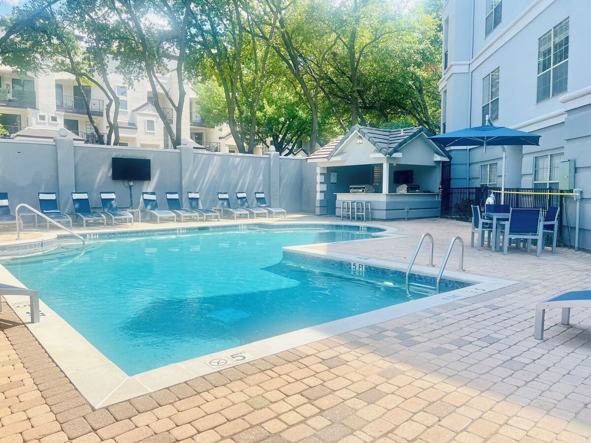 Pool, Grills, Hammocks, Ping Pong, Free Trolley to Downtown Dallas