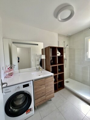 Shower, hair dryer - Villa Coco Beach 11 by Agence Bru - 539064 (Lacanau)