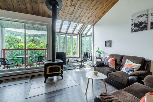 Superb condo facing Stoneham ski slopes!