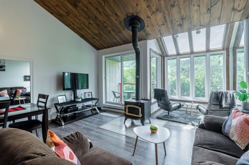 Superb condo facing Stoneham ski slopes!