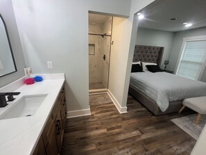 4 habitaciones, tabla de planchar con plancha y cuna de viaje