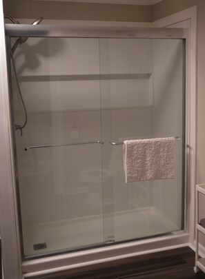 Een douche, een haardroger, handdoeken, toiletpapier