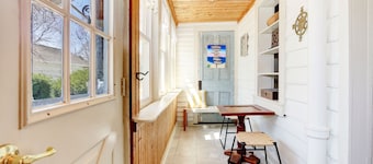 Charming 3-bedroom farmhouse with AC, WiFi,  5 minutes to Sea Isle Beaches!