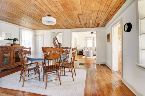 Charming 3-bedroom farmhouse with AC, WiFi,  5 minutes to Sea Isle Beaches!