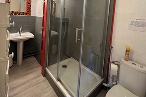 Douche, sèche-cheveux, savon, papier toilette