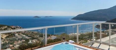 Tina de hidromasaje al aire libre