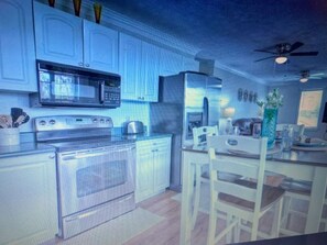 Dishwasher - Charming 3-bedroom house with AC, WiFi in wonderful Morganton (Morganton)