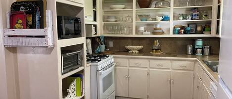 Een koelkast, een microgolfoven, een oven, een kookplaat