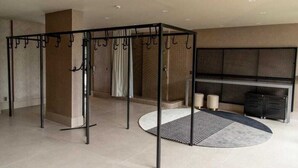 A modern hotel room with a pull-up bar, a round rug, and a large window with a view of the city. - Charming 1-bedroom apartment with AC, WiFi in peaceful Bela Vista Porto Alegre (Rio Branco Porto Alegre)