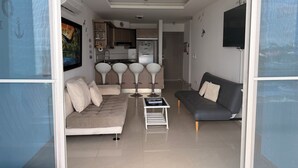 Una sala de estar moderna con un sofá, una mesa de centro y un televisor.