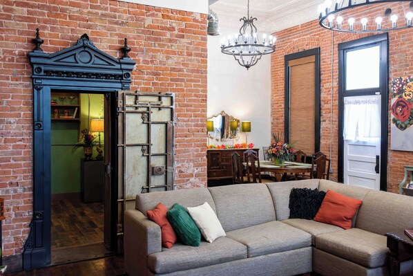 Smart TV - Stay in a Historic Bank Built in 1903 - 2 Bedroom in Custer City Newly Renovated (Custer City)