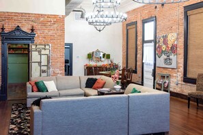 Smart TV - Stay in a Historic Bank Built in 1903 - 2 Bedroom in Custer City Newly Renovated (Custer City)