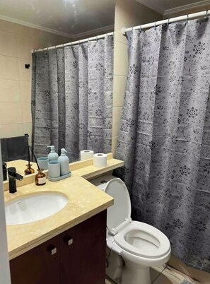 Haartrockner, Handtücher, Seife, Toilettenpapier