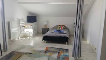 1 slaapkamer, een bureau, wifi, beddengoed