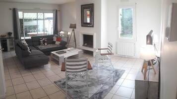 Televisie, boeken en een printer