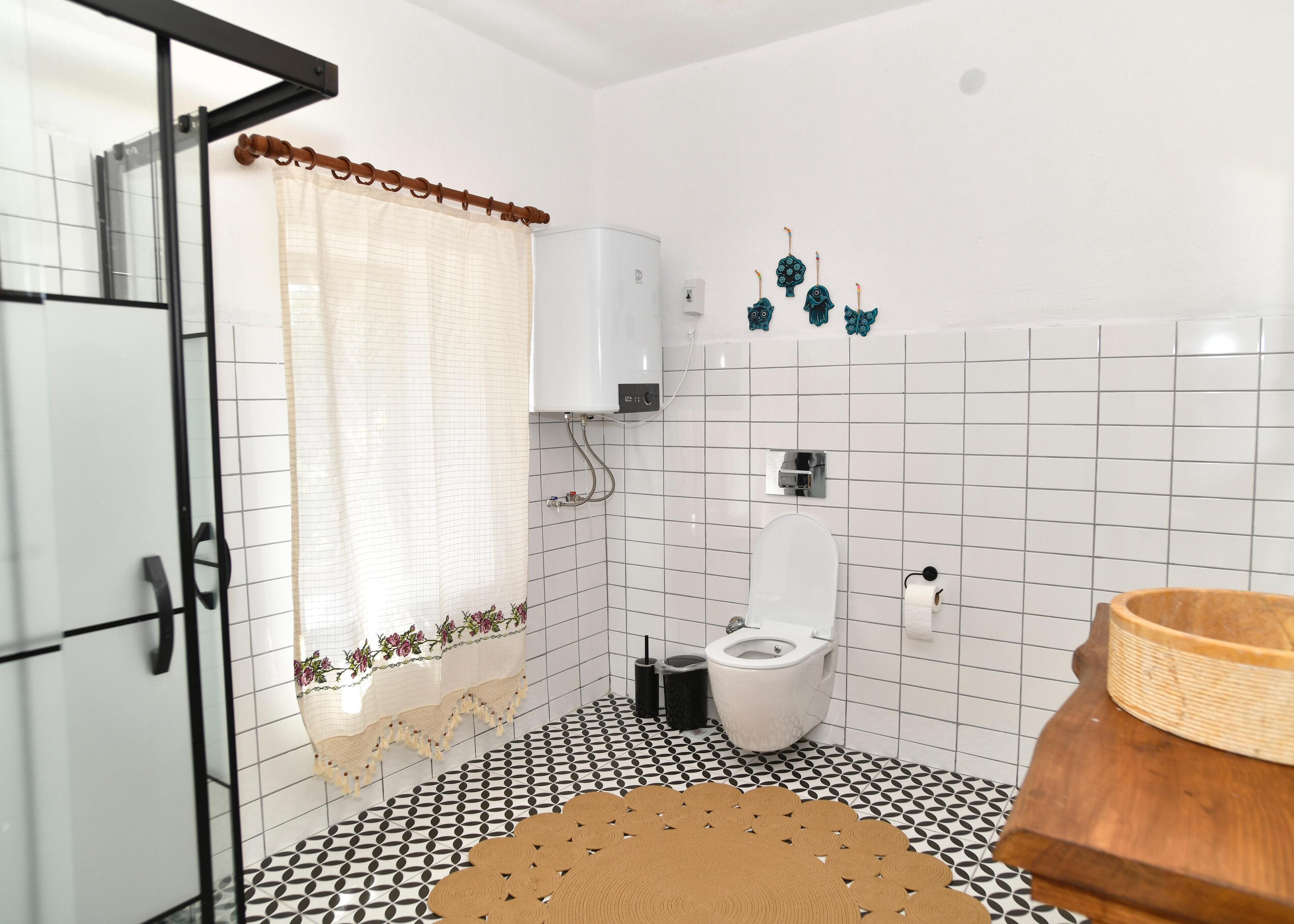 Un baño con inodoro, ducha y lavamanos.