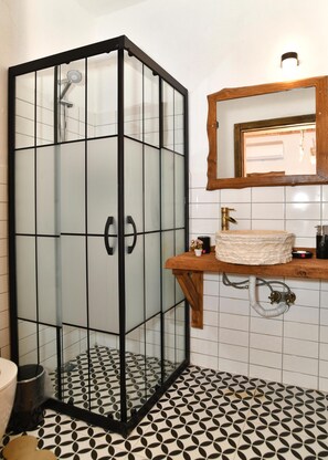 Maison Familiale, vue mer | Salle de bain | Douche, sèche-cheveux, serviettes fournies, savon