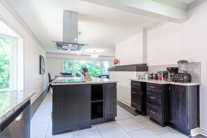Fridge, microwave, oven, stovetop - Whole Home Oasis (Mississauga)
