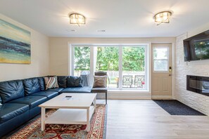 TV connectée, cheminée, écrans d'ordinateur, imprimantes