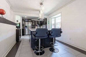 Fridge, microwave, oven, stovetop - Whole Home Oasis (Mississauga)