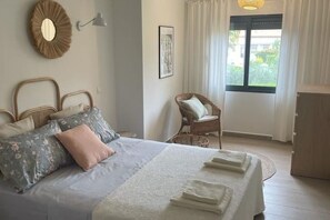 3 bedrooms, desk, iron/ironing board, free WiFi