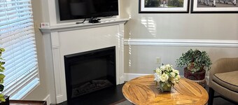 Charming 2-bedroom condo in fabulous Williamsburg with AC, WiFi, fitness room