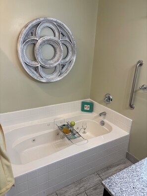 Douche, baignoire à remous, séchoir à cheveux, serviettes fournies