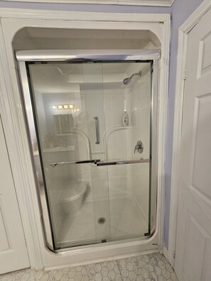 Haartrockner, Handtücher, Seife, Toilettenpapier