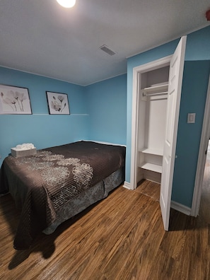 2 habitaciones, tabla de planchar con plancha, wifi y ropa de cama 