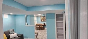 Spacious in quiet Family friendly neighborhood near Mall has free parking &WiFi.