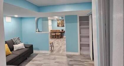 Spacious in quiet Family friendly neighborhood near Mall has free parking &WiFi.