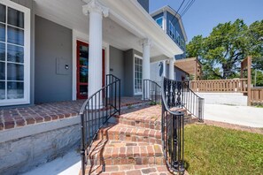 Exterior - Playmakers’ Pad • Walk to VANDY, Bars & Eats (Nashville)