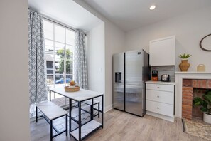 Interior - Playmakers’ Pad • Walk to VANDY, Bars & Eats (Nashville)