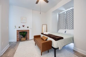 4 bedrooms, desk, iron/ironing board, travel cot - Playmakers’ Pad • Walk to VANDY, Bars & Eats (Nashville)